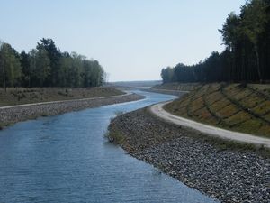Der Sornoer Kanal schlängelt sich durch Landschaft und verbindet den Geierswalder See mit dem Seedlitzer See.
